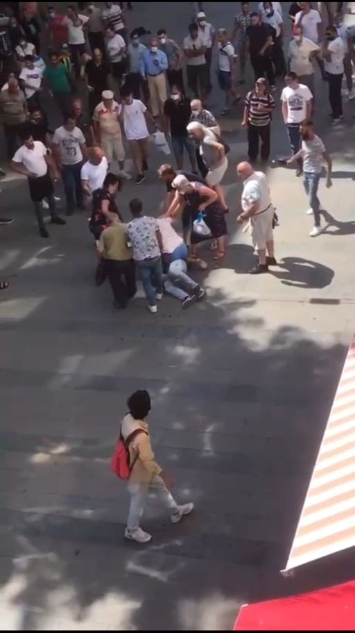 Foto - Kadın, eşini darbeden adama sokak ortasında tekme tokat saldırdı