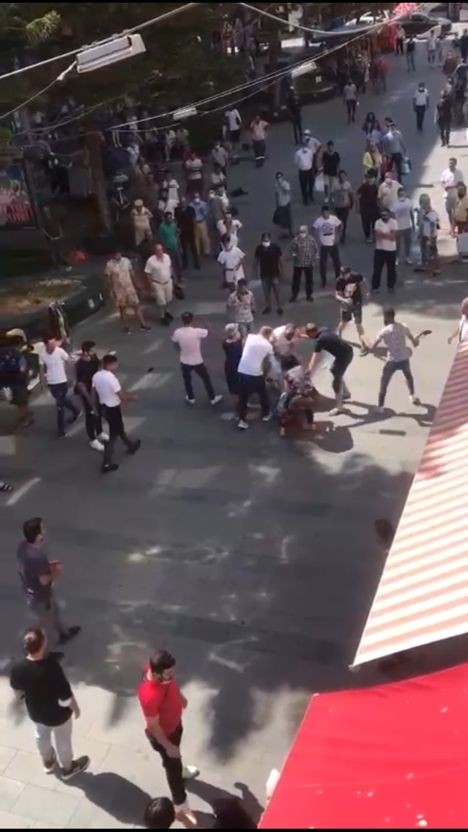 Foto - Kadın, eşini darbeden adama sokak ortasında tekme tokat saldırdı