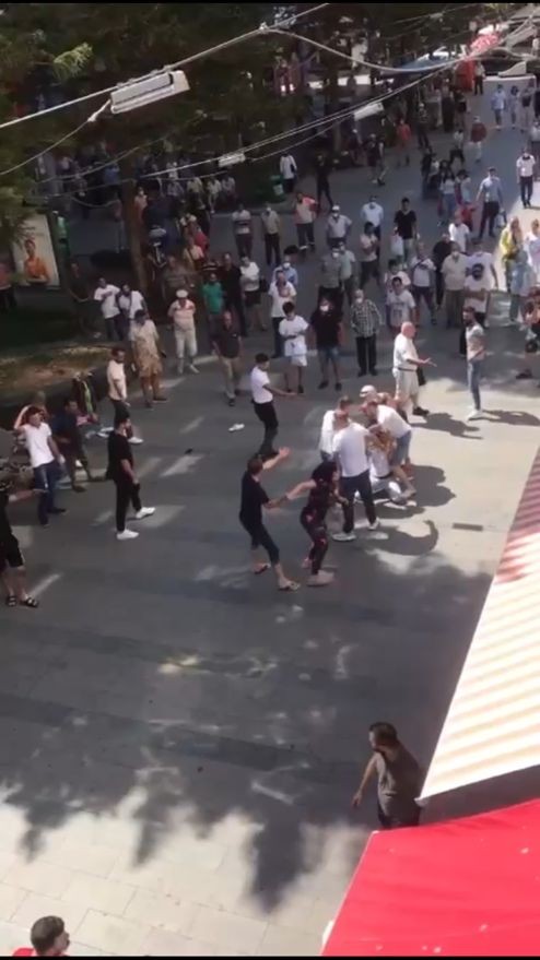 Foto - Kadın, eşini darbeden adama sokak ortasında tekme tokat saldırdı