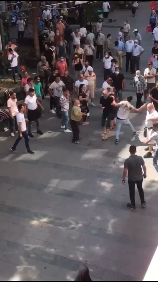 Foto - Kadın, eşini darbeden adama sokak ortasında tekme tokat saldırdı