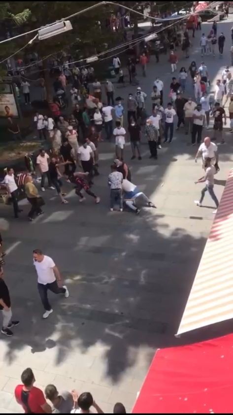 Foto - Kadın, eşini darbeden adama sokak ortasında tekme tokat saldırdı