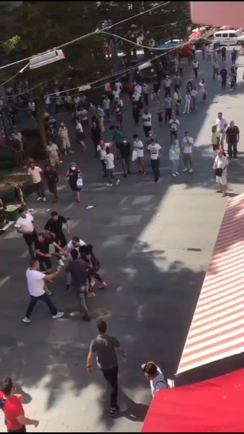 Foto - Kadın, eşini darbeden adama sokak ortasında tekme tokat saldırdı