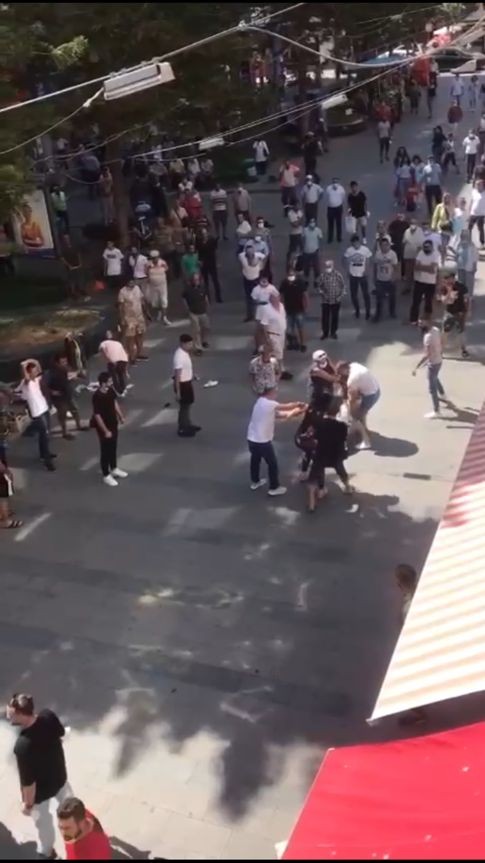 Kadın, eşini darbeden adama sokak ortasında tekme tokat saldırdı