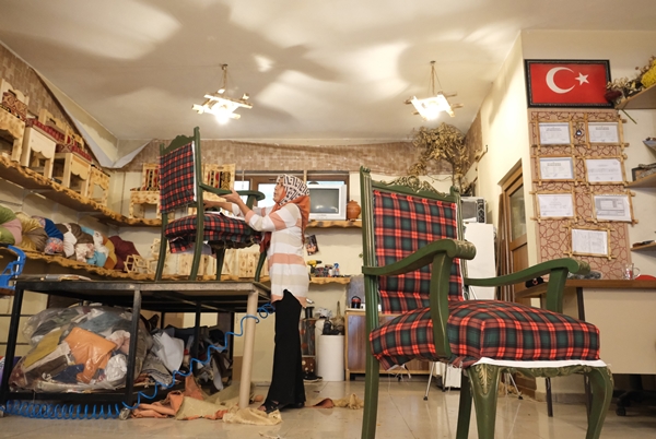 Foto - Kadın girişimci tek başına hem üretiyor hem onarıyor!