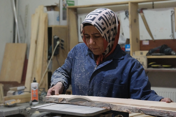 Foto - Kadın girişimci tek başına hem üretiyor hem onarıyor!