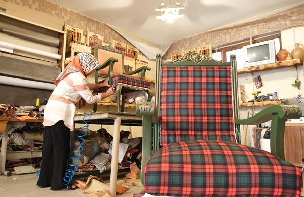 Foto - Kadın girişimci tek başına hem üretiyor hem onarıyor!