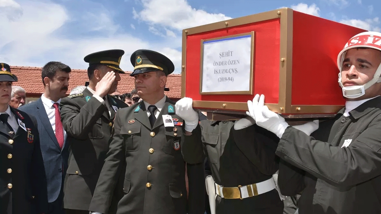 Foto - Kadın komutan, tam babasının fotoğrafını takarken... 4 yaşındaki şehit kızı öyle bir şey dedi ki...