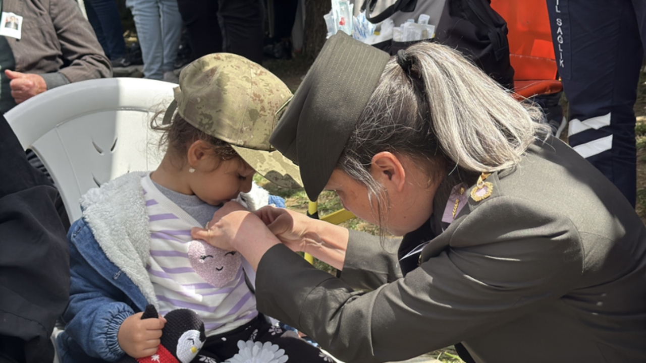 Kadın komutan, tam babasının fotoğrafını takarken... 4 yaşındaki şehit kızı öyle bir şey dedi ki...