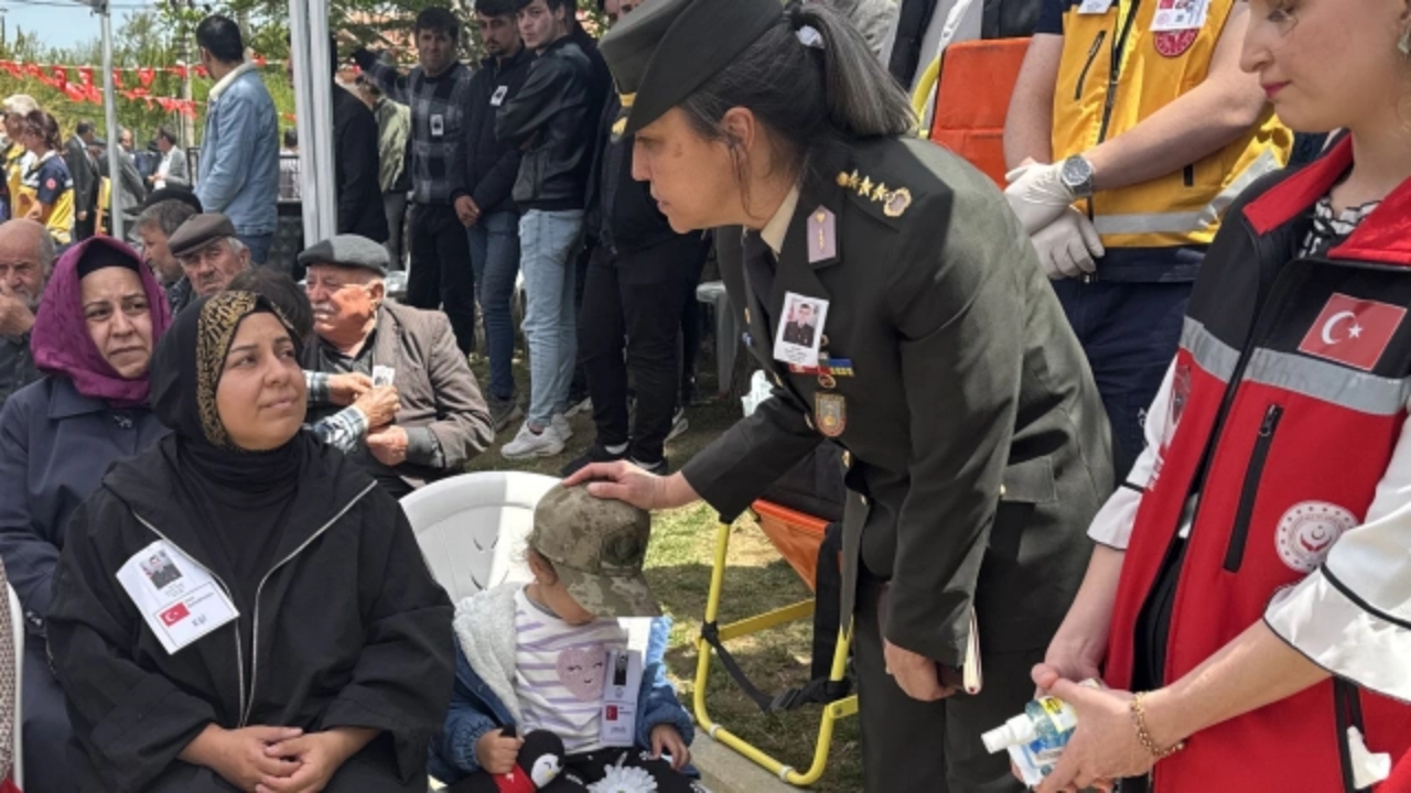 Foto - Kadın komutan, tam babasının fotoğrafını takarken... 4 yaşındaki şehit kızı öyle bir şey dedi ki...