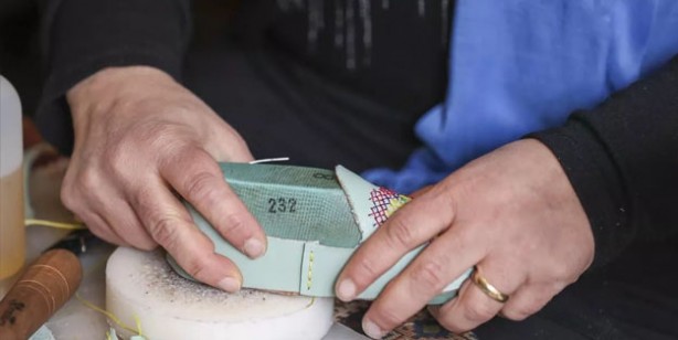 Foto - Kadınlar el emeğiyle ürettiği yemenileri dünyaya satıyor