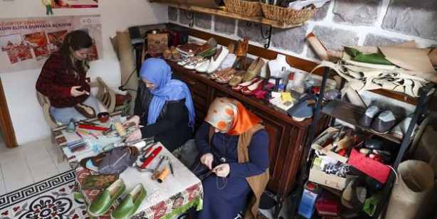 Foto - Kadınlar el emeğiyle ürettiği yemenileri dünyaya satıyor