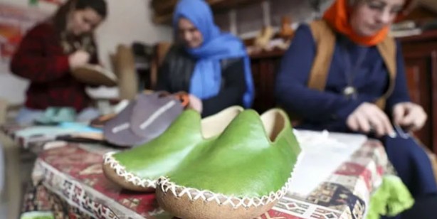 Kadınlar el emeğiyle ürettiği yemenileri dünyaya satıyor