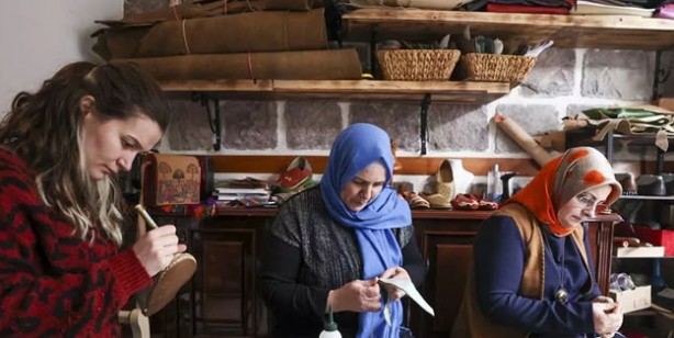 Foto - Kadınlar el emeğiyle ürettiği yemenileri dünyaya satıyor