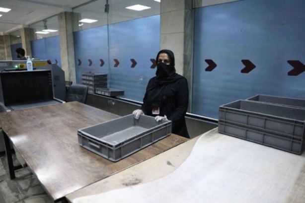 Foto - Kadınlar işlerine geri döndü! Taliban'dan flaş istek