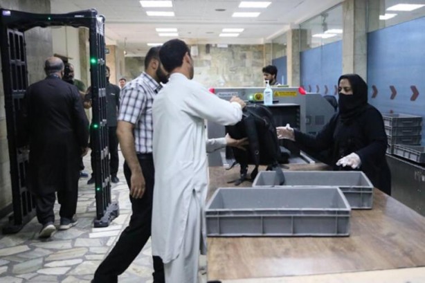 Foto - Kadınlar işlerine geri döndü! Taliban'dan flaş istek