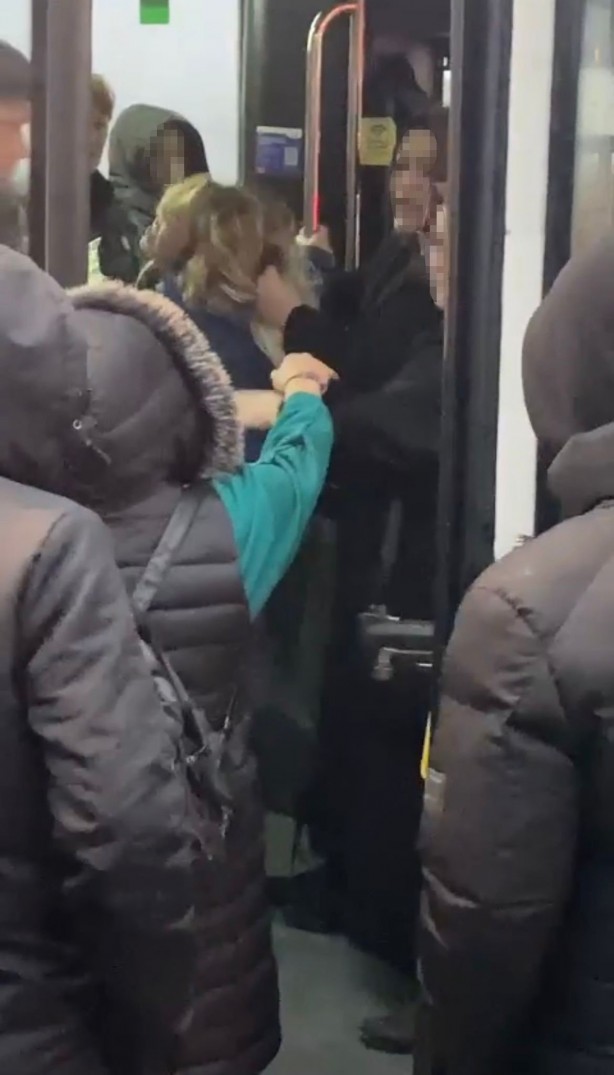 Foto - Kadınlar otobüste saç saça baş başa kavga etti! Erkekler bile zor ayırdı! Sebebi ise…