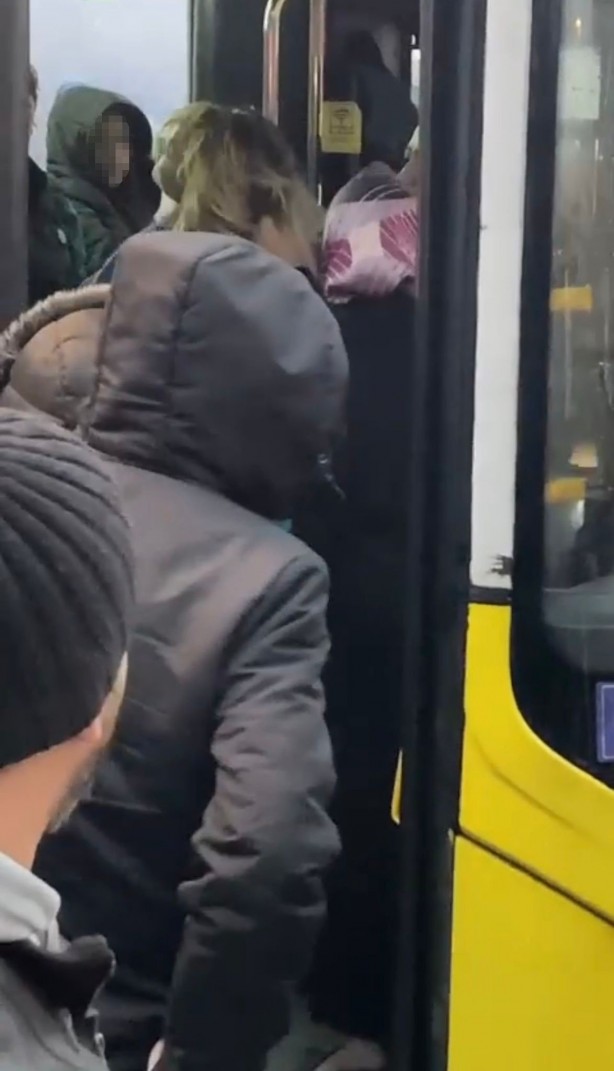 Foto - Kadınlar otobüste saç saça baş başa kavga etti! Erkekler bile zor ayırdı! Sebebi ise…