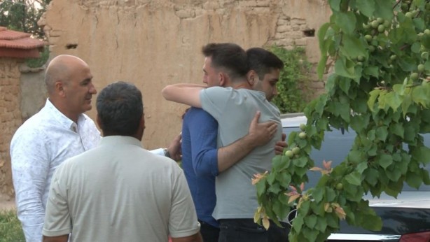 Foto - Kadir Şeker'in tahliyesinde duygusal anlar! Annesi hasretle kucakladı