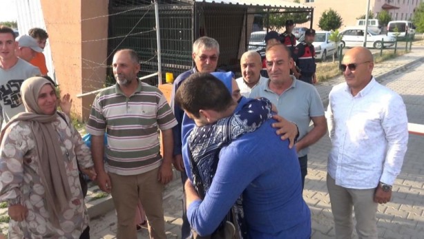 Foto - Kadir Şeker'in tahliyesinde duygusal anlar! Annesi hasretle kucakladı
