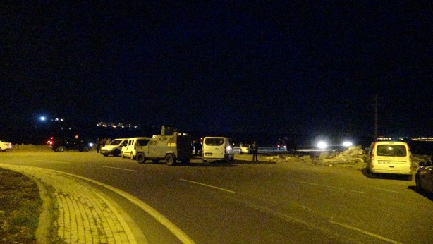 Foto - Kafalarını çıkardılar! Diyarbakır’da devriye gezen polis aracına silahlı saldırı