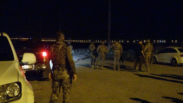 Kafalarını çıkardılar! Diyarbakır’da devriye gezen polis aracına silahlı saldırı