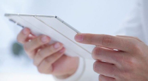 Kağıt kadar ince katlanabilir telefon tanıtıldı