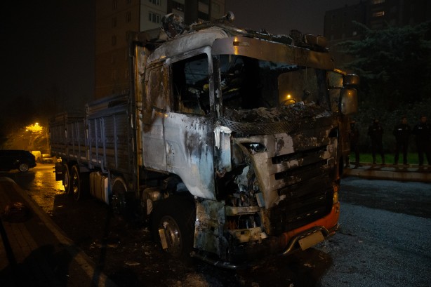 Foto - Kağıthane'de kundaklandığı iddia edilen kamyon kullanılamaz hale geldi