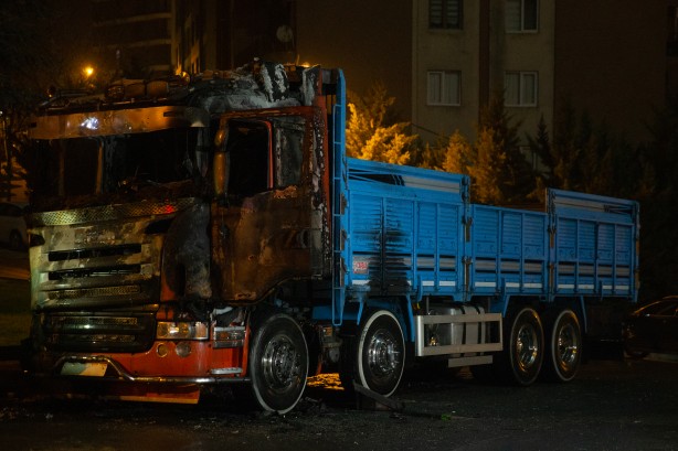 Foto - Kağıthane'de kundaklandığı iddia edilen kamyon kullanılamaz hale geldi