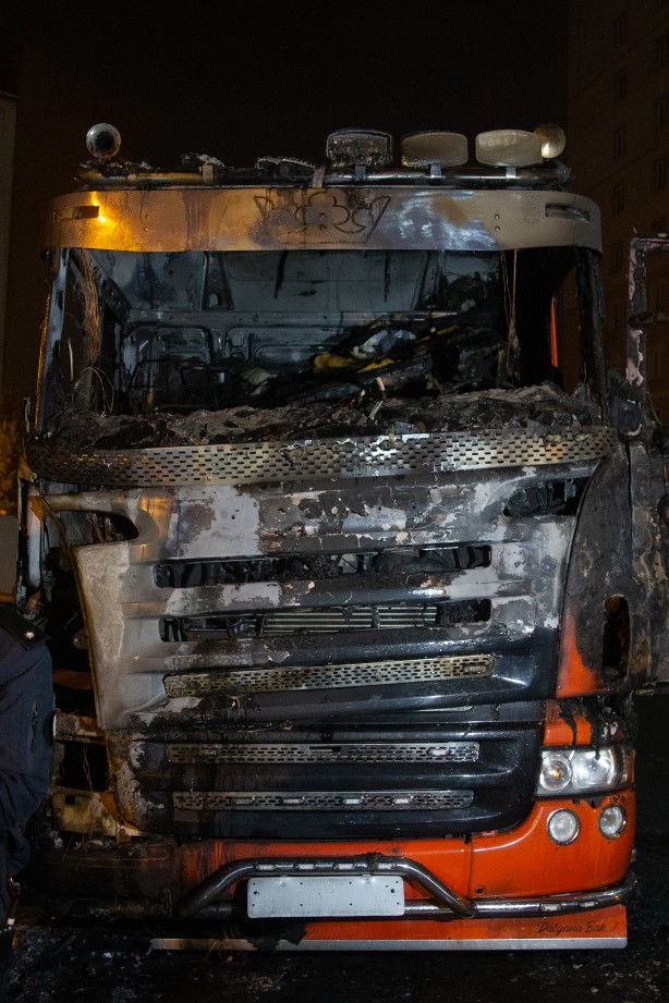 Foto - Kağıthane'de kundaklandığı iddia edilen kamyon kullanılamaz hale geldi