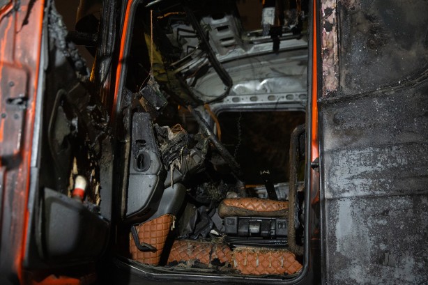 Foto - Kağıthane'de kundaklandığı iddia edilen kamyon kullanılamaz hale geldi