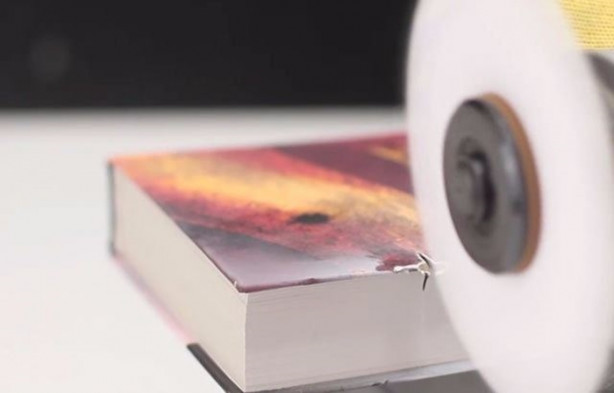 Foto - Kağıtları birleştirip bıçak üretti!