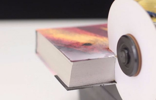 Foto - Kağıtları birleştirip bıçak üretti!