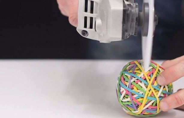 Foto - Kağıtları birleştirip bıçak üretti!