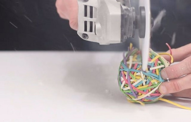 Foto - Kağıtları birleştirip bıçak üretti!