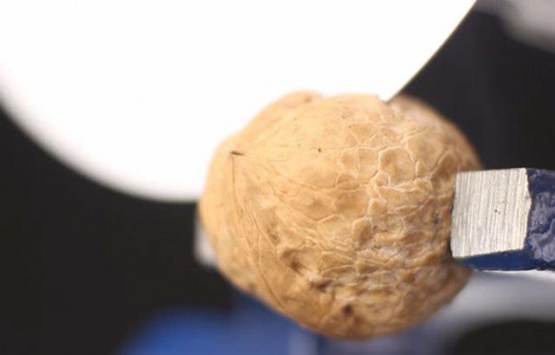 Foto - Kağıtları birleştirip bıçak üretti!