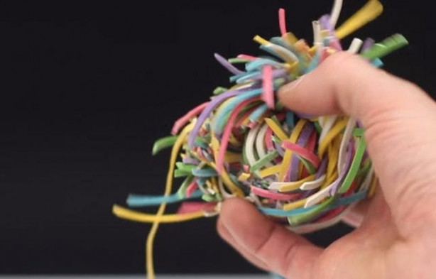 Foto - Kağıtları birleştirip bıçak üretti!