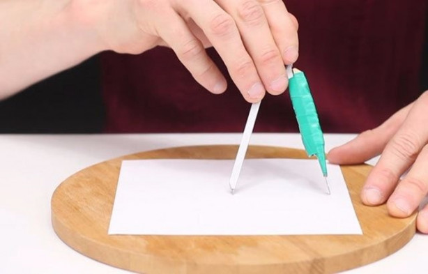 Foto - Kağıtları birleştirip bıçak üretti!