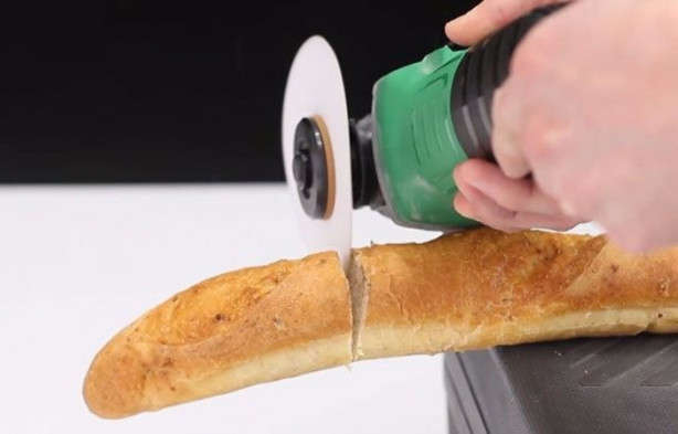 Foto - Kağıtları birleştirip bıçak üretti!