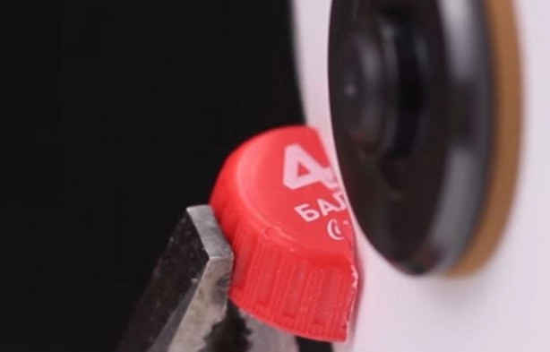 Foto - Kağıtları birleştirip bıçak üretti!