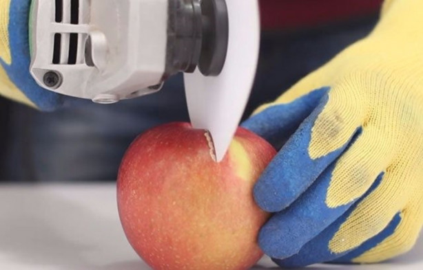 Foto - Kağıtları birleştirip bıçak üretti!