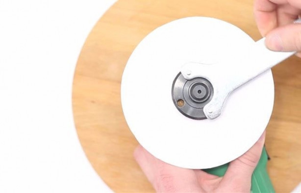 Foto - Kağıtları birleştirip bıçak üretti!