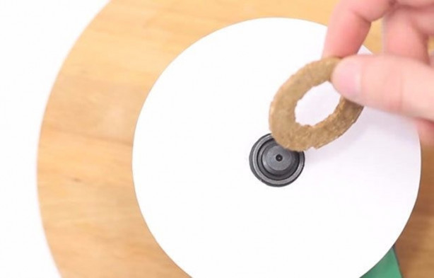 Foto - Kağıtları birleştirip bıçak üretti!