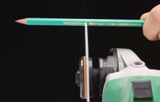 Foto - Kağıtları birleştirip bıçak üretti!