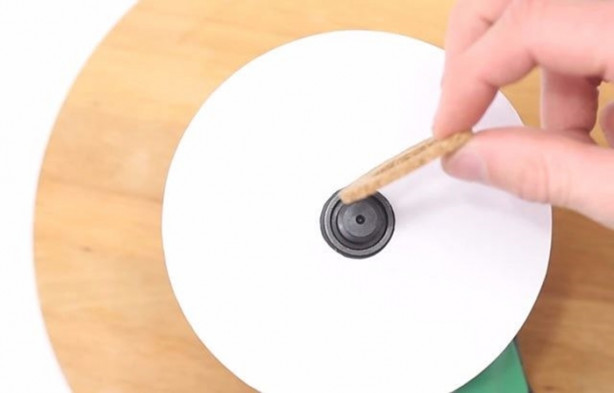 Foto - Kağıtları birleştirip bıçak üretti!