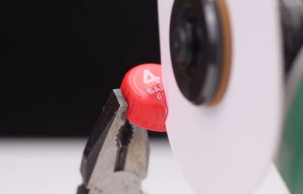 Foto - Kağıtları birleştirip bıçak üretti!