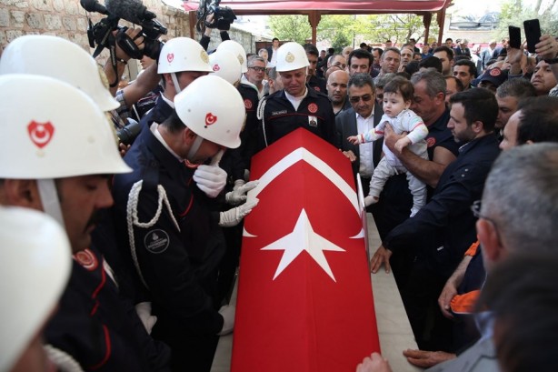 Foto - Kahraman itfaiyeciye veda 
