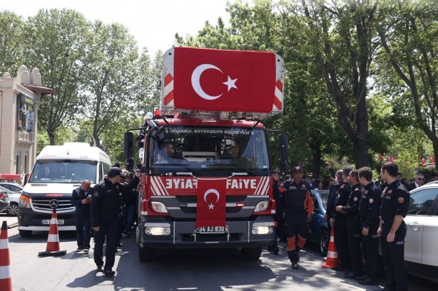 Foto - Kahraman itfaiyeciye veda 