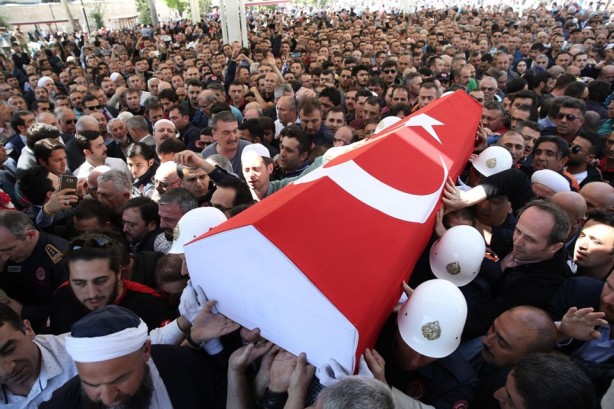 Foto - Kahraman itfaiyeciye veda 