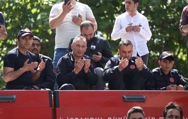 Foto - Kahraman itfaiyeciye veda 