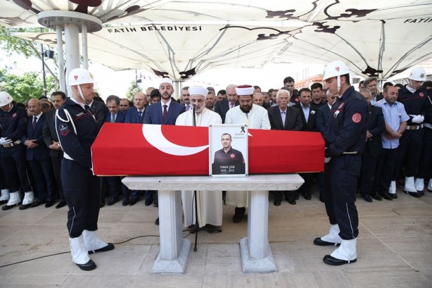 Foto - Kahraman itfaiyeciye veda 